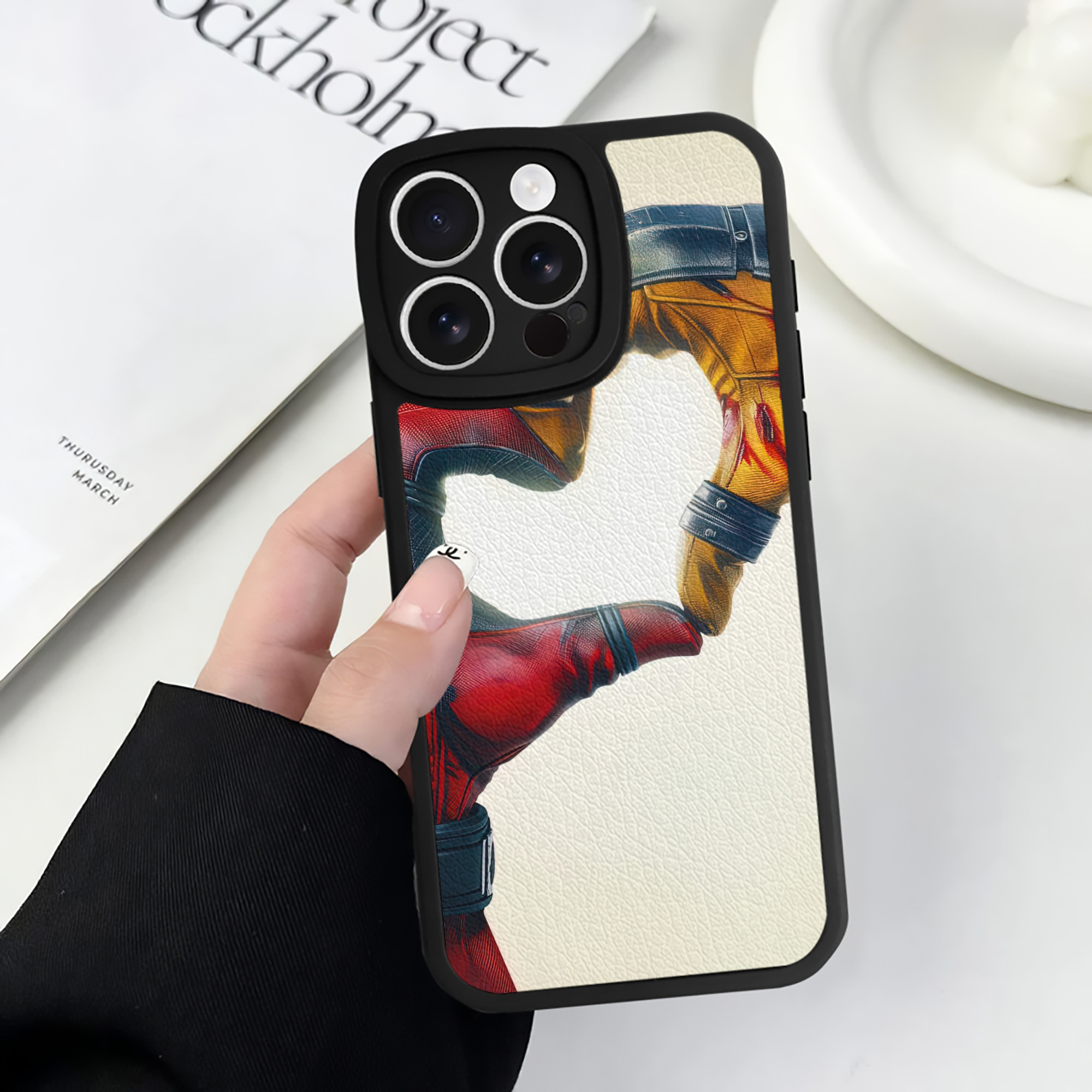 （画像用） Deadpool デッドプール 【iPhone 16シリーズ対応】シリコンスマホケース（レザー調） 材質：シリコン